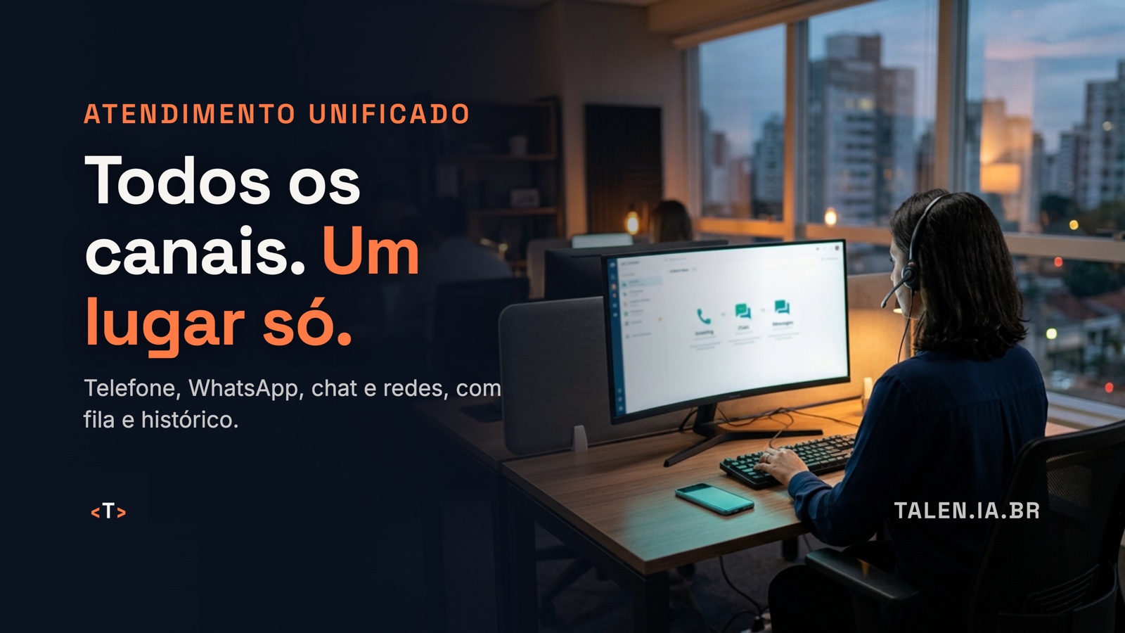 Atendente de headset em frente a uma tela que mostra ligação, chat e mensagens chegando num fluxo único, com a frase: todos os canais, um lugar só.